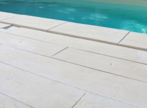 Dallage en pierre pour terrasse de piscine à Toulon