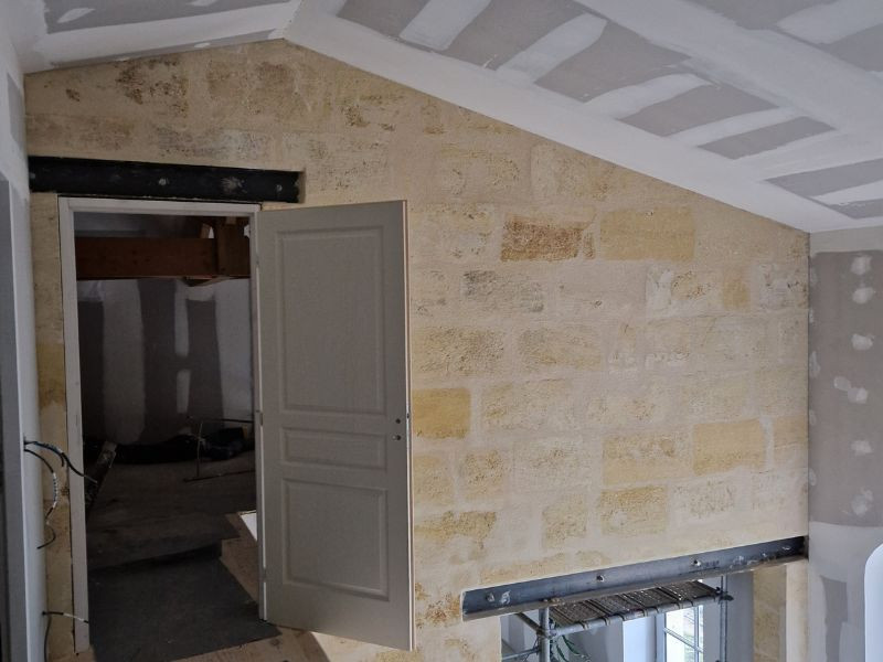 Réalisation de rénovation de façade en pierre près de Bordeaux