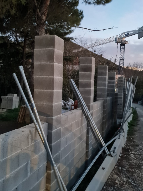 Création d'un mur de clôture de 22 m à Vitrolles