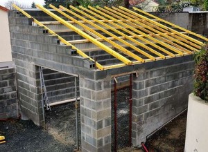 Abris de jardin en béton avec toit une pente à Saint-Germain-de-Salles