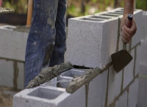 Construction de mur en parpaing à Tréhorenteuc