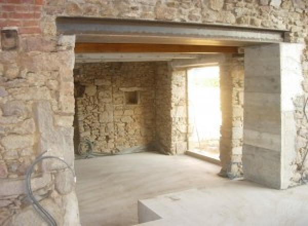 Démolition de murs intérieurs à Château-Chervix