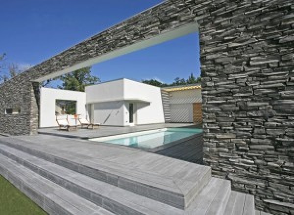 Aménagement autour de la piscine en béton à Abbéville-la-Rivière