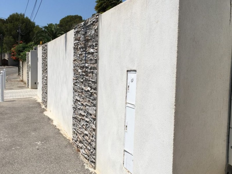 Construction de mur de clôture, mur de soutènement à Comus