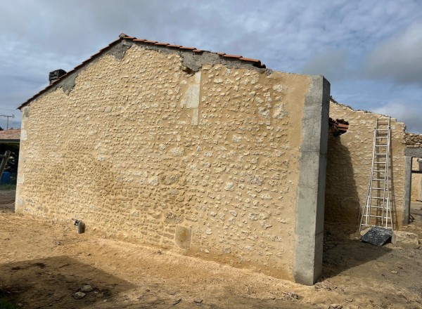 Enduit taloché et ponçage des pierres de taille à Arandas