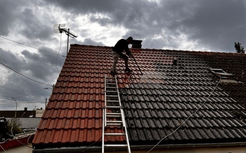 Démoussage de toiture à Saint-Denis-des-Puits