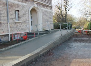 Rampe d'accès en béton à Pouru-Saint-Remy à Pouru-Saint-Remy