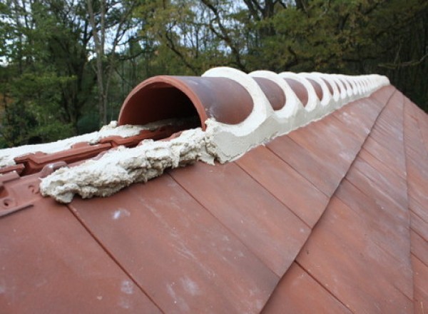 Réfection du faîtage et arêtier en tuile et ciment à Mondrainville à Mondrainville