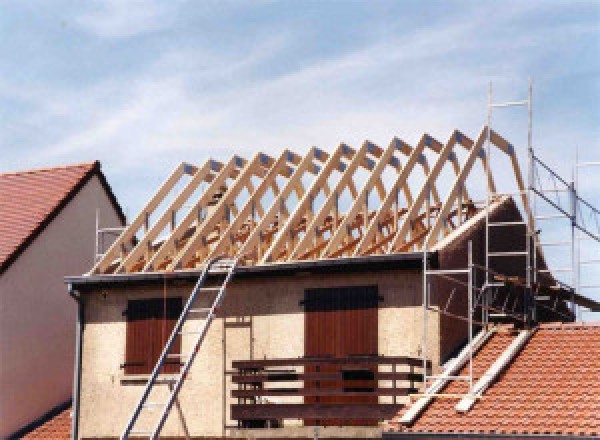 AMENAGEMENT DES COMBLES AVEC REHAUSSEMENT DE TOITURE à Abbéville-lès-Conflans