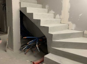 Escalier en béton quart tournant à Saint-Denis-de-Gastines