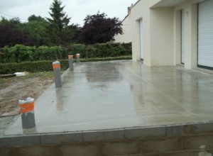 Terrasse en béton à Corcelles-Ferrières