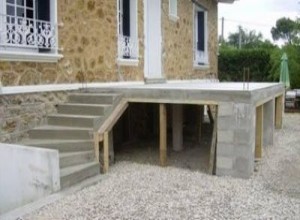 Terrasse béton sur pilotis à Percy-en-Auge à Percy-en-Auge